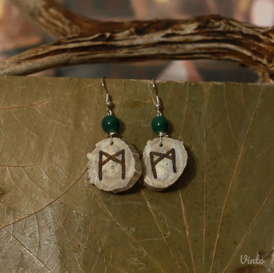 Minđuše od roga srndaća sa runom Mannaz