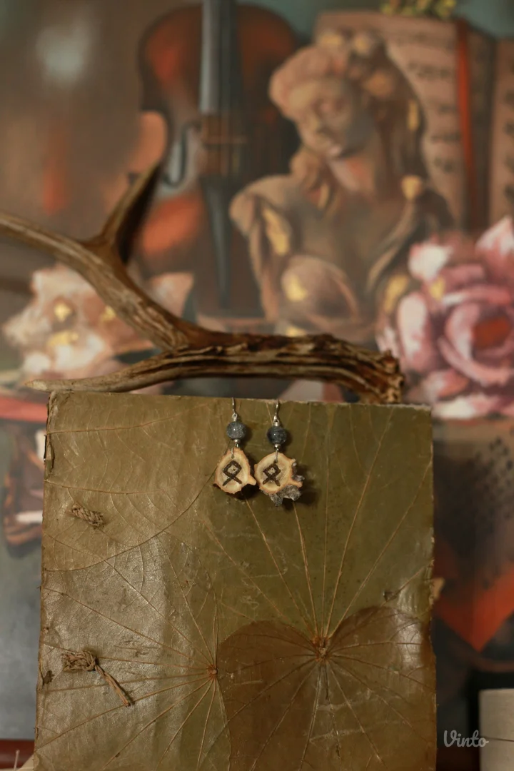 Minđuše od roga srndaća sa runom Othala