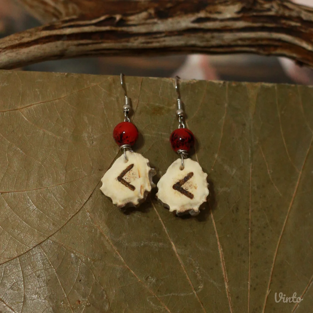 Minđuše od roga srndaća sa runom Kenaz