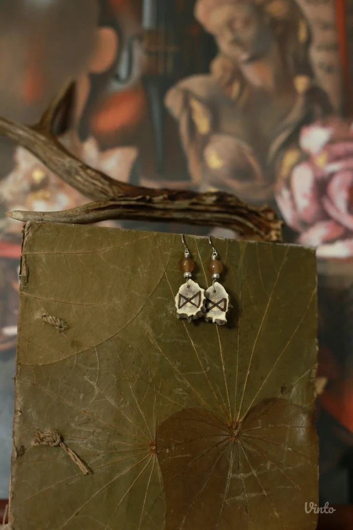 Minđuše od roga srndaća sa runom Dagaz