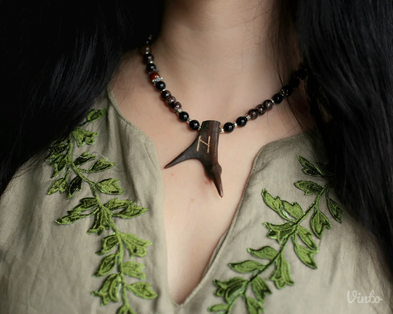 Ogrlica od roga srndaća sa runom Hagalaz