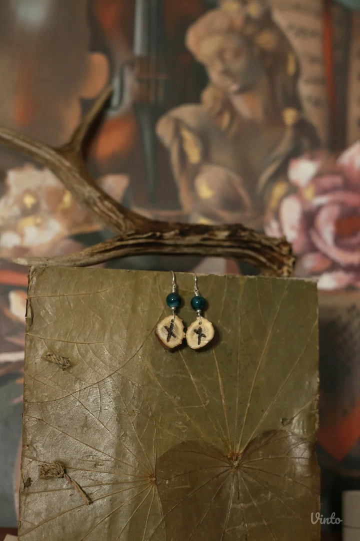 Minđuše od roga srndaća sa runom Nauthiz