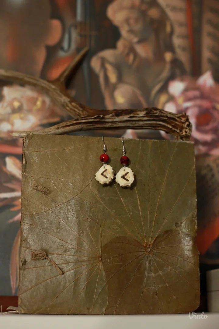 Minđuše od roga srndaća sa runom Kenaz