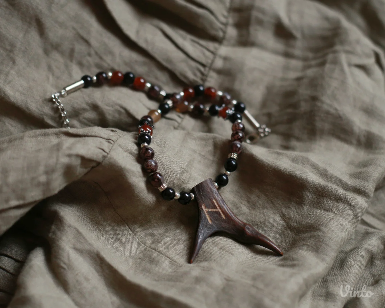 Ogrlica od roga srndaća sa runom Hagalaz