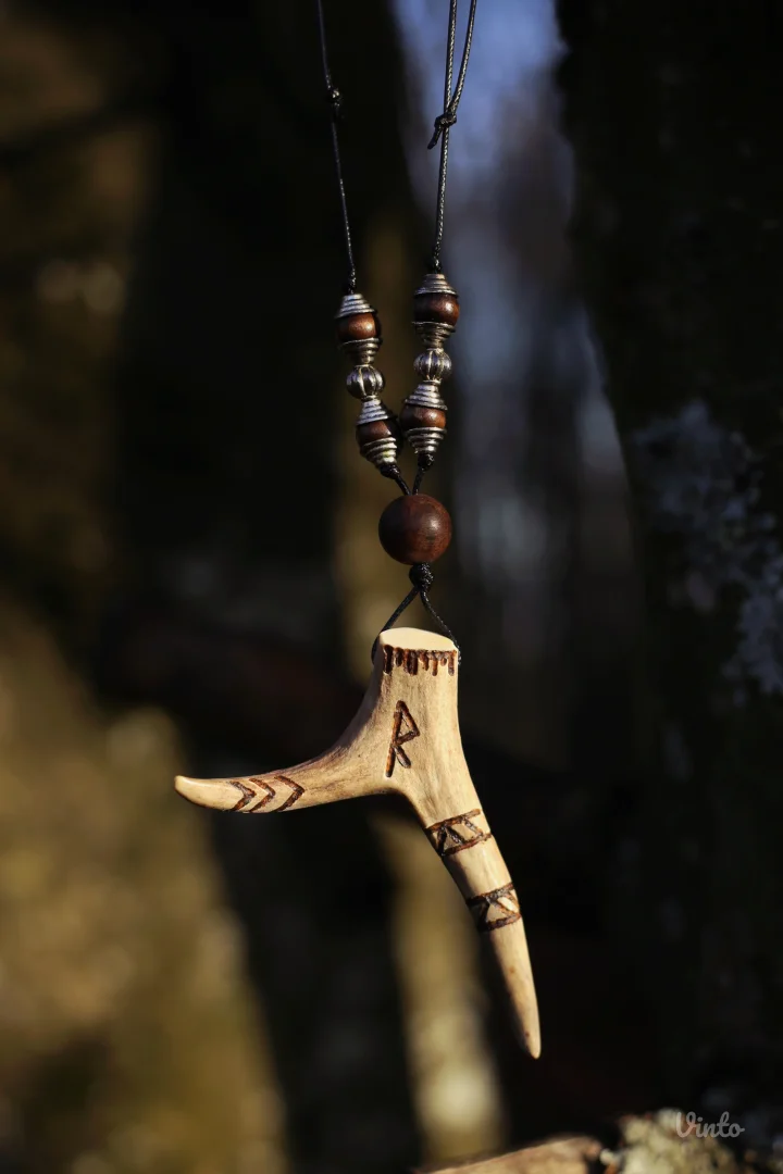 Ogrlica od roga srndaća sa runom Raidho