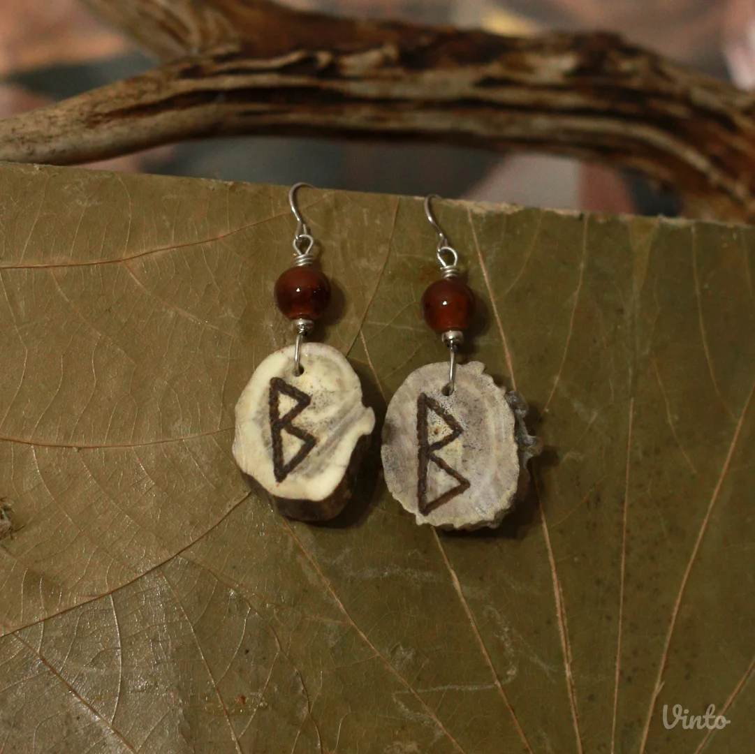 Minđuše od roga srndaća sa runom Berkana