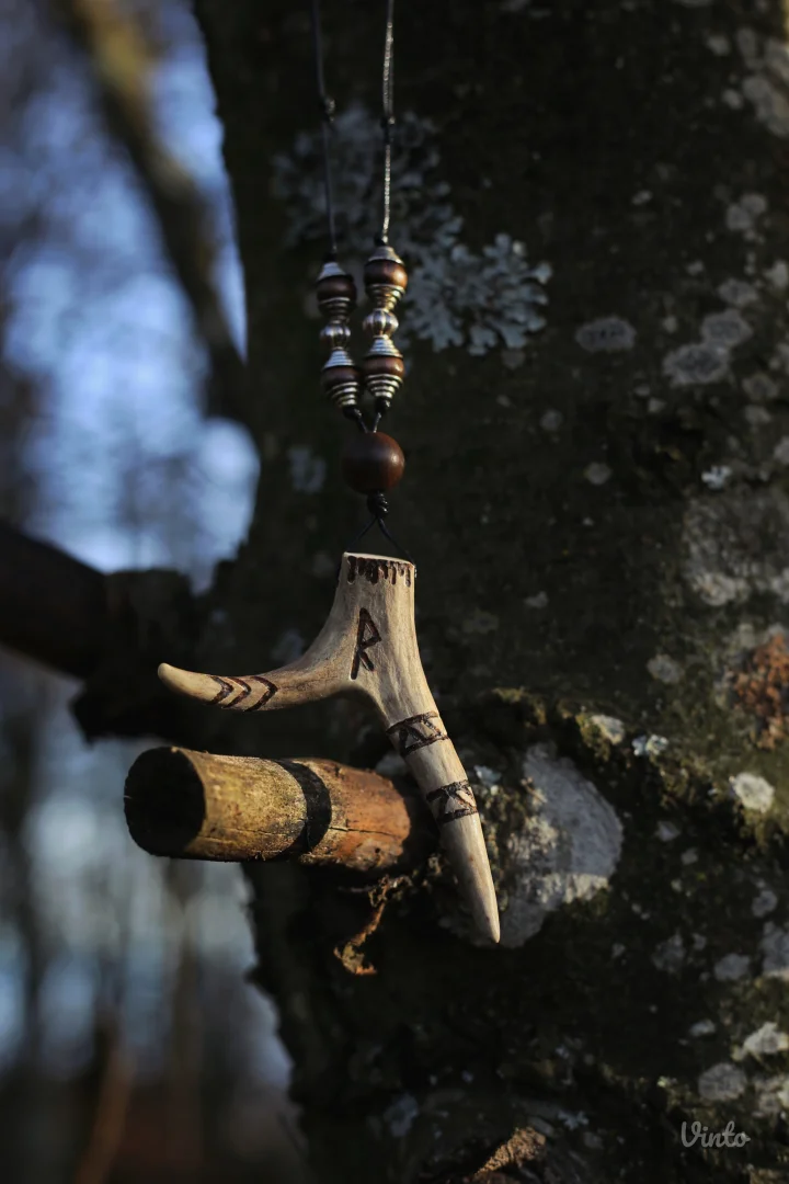 Ogrlica od roga srndaća sa runom Raidho