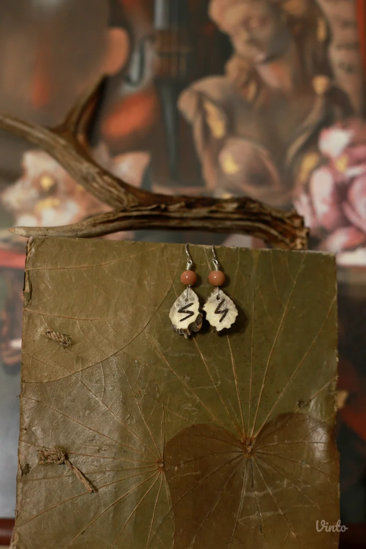 Minđuše od roga srndaća sa runom Sowilo