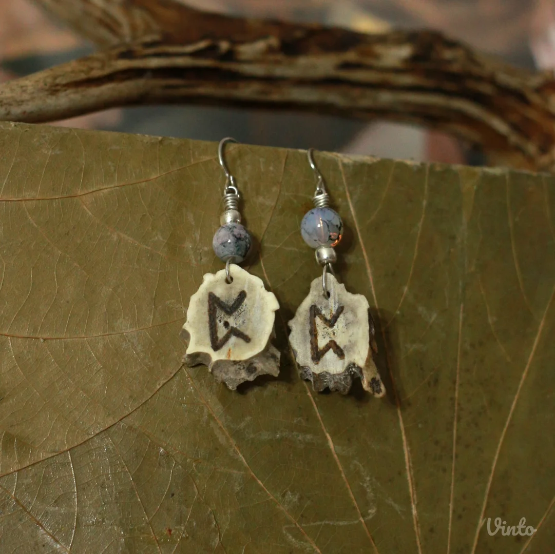 Minđuše od roga srndaća sa runom Perthro