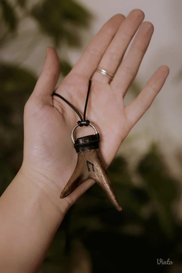 🌛 Ogrlica od roga srndaća sa runom Uruz