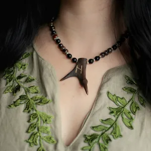 Ogrlica od roga srndaća sa runom Hagalaz