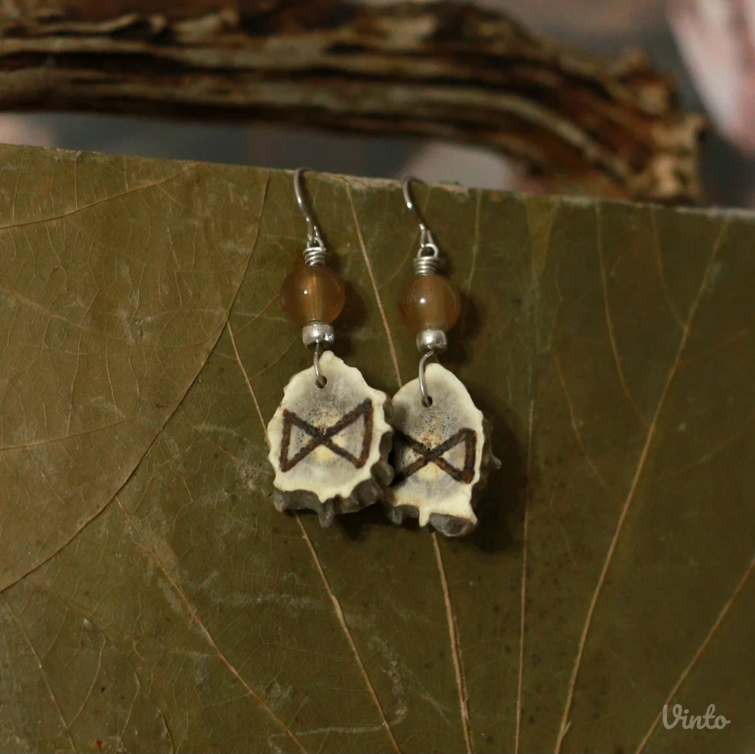 Minđuše od roga srndaća sa runom Dagaz