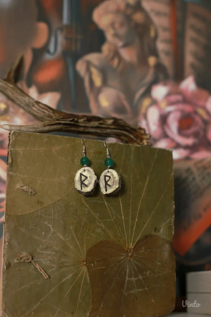 Minđuše od roga srndaća sa runom Raidho