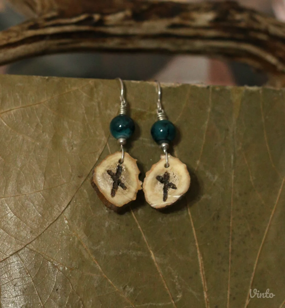 Minđuše od roga srndaća sa runom Nauthiz