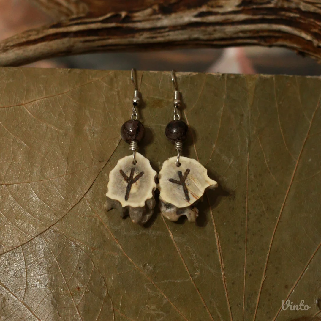 Minđuše od roga srndaća sa runom Algiz