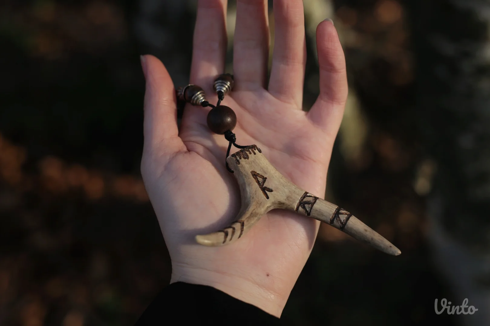 Ogrlica od roga srndaća sa runom Raidho