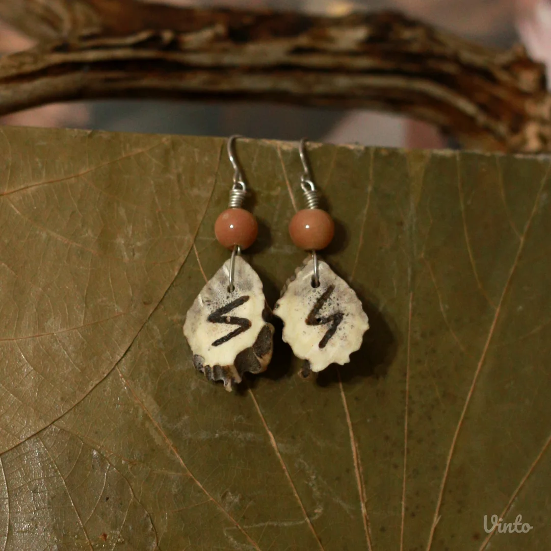 Minđuše od roga srndaća sa runom Sowilo