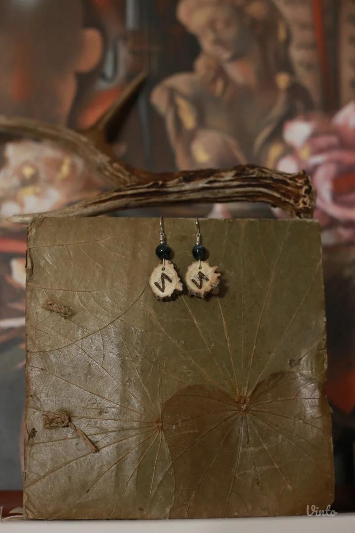 Minđuše od roga srndaća sa runom Eihwaz