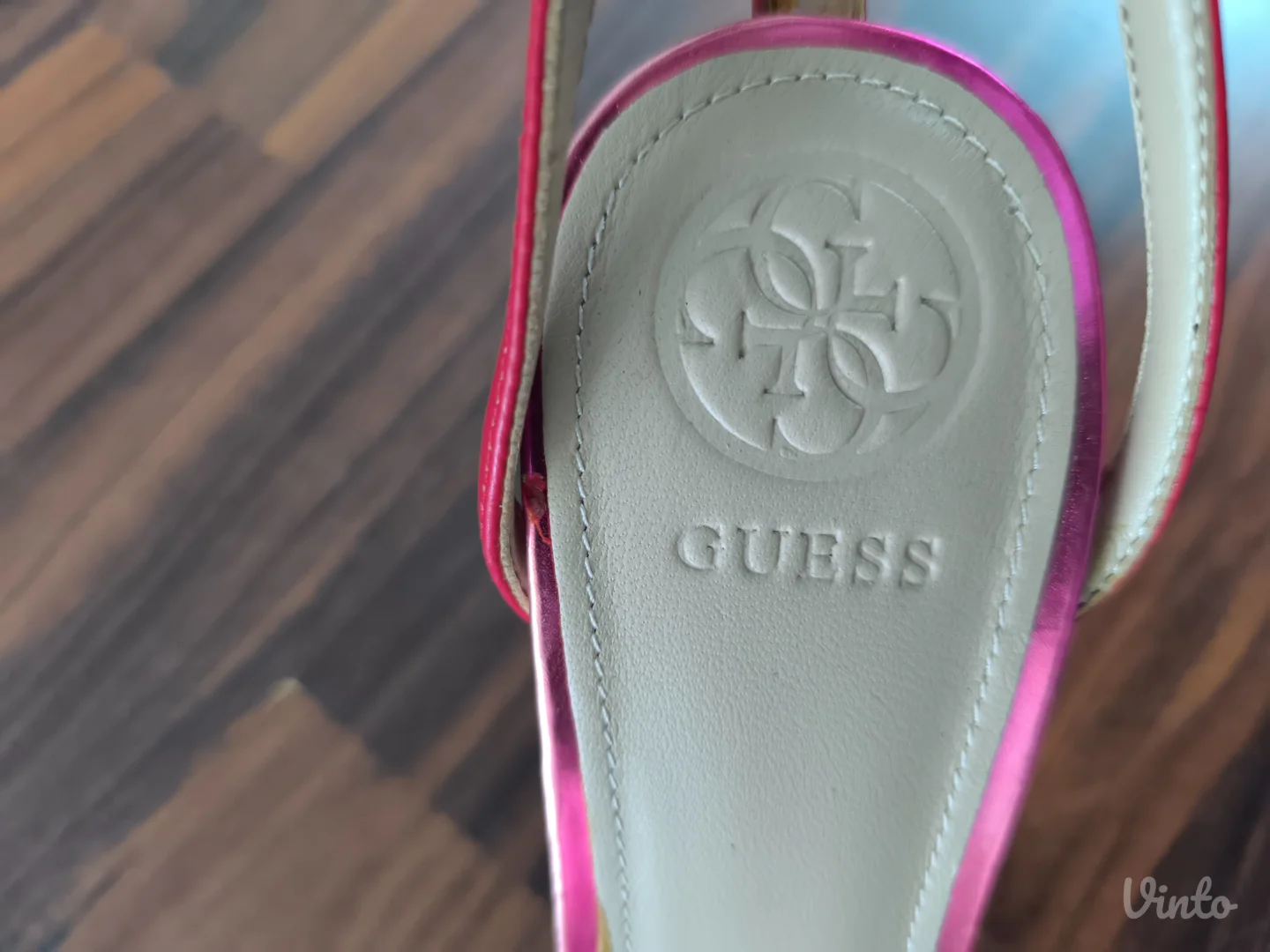 Nove Guess sandale 37