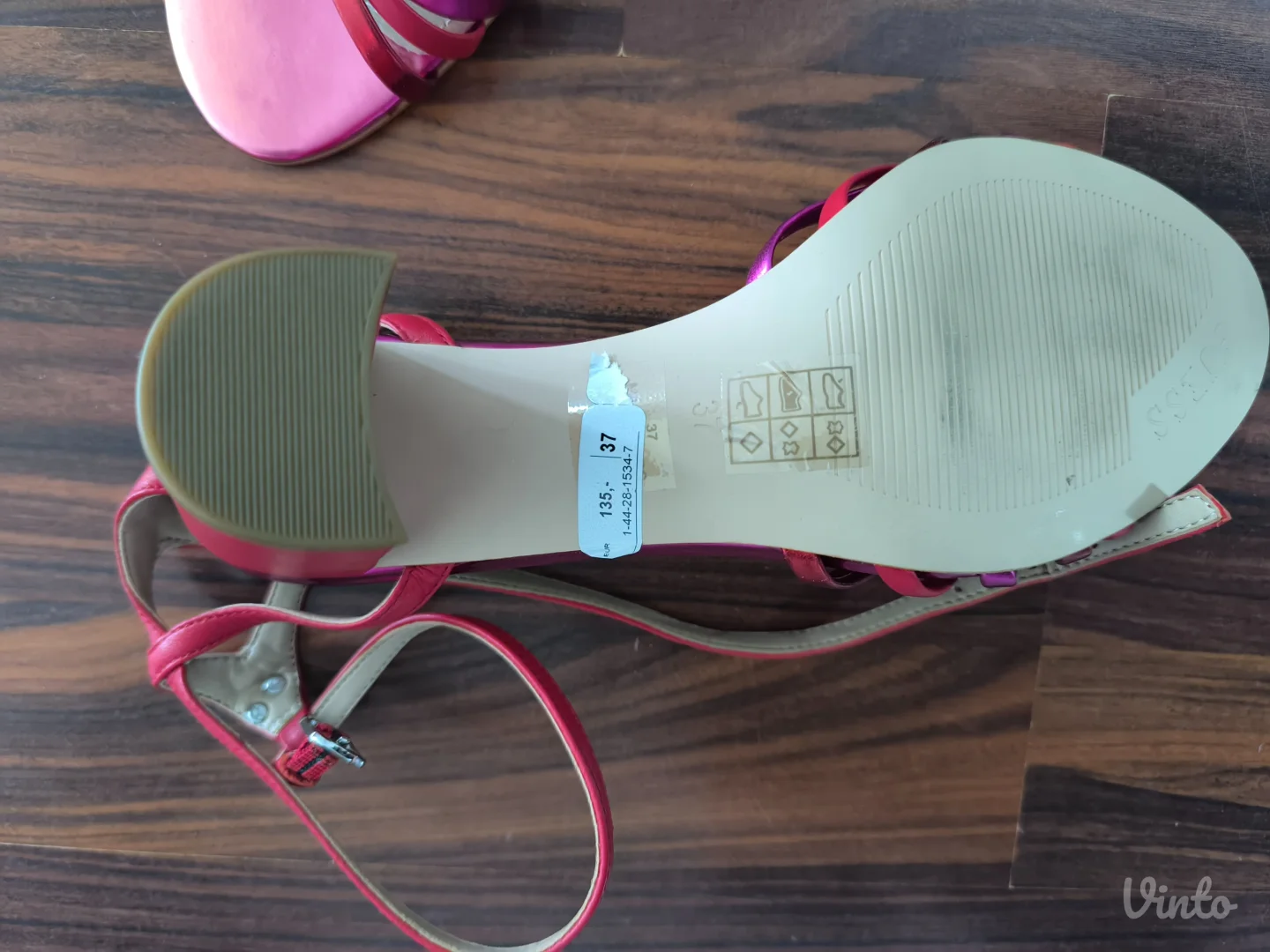 Nove Guess sandale 37