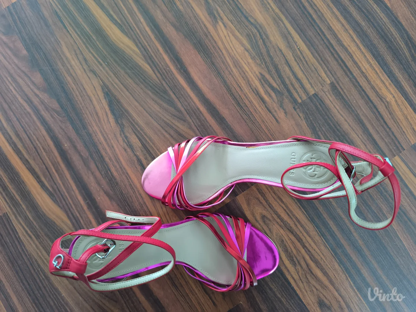 Nove Guess sandale 37