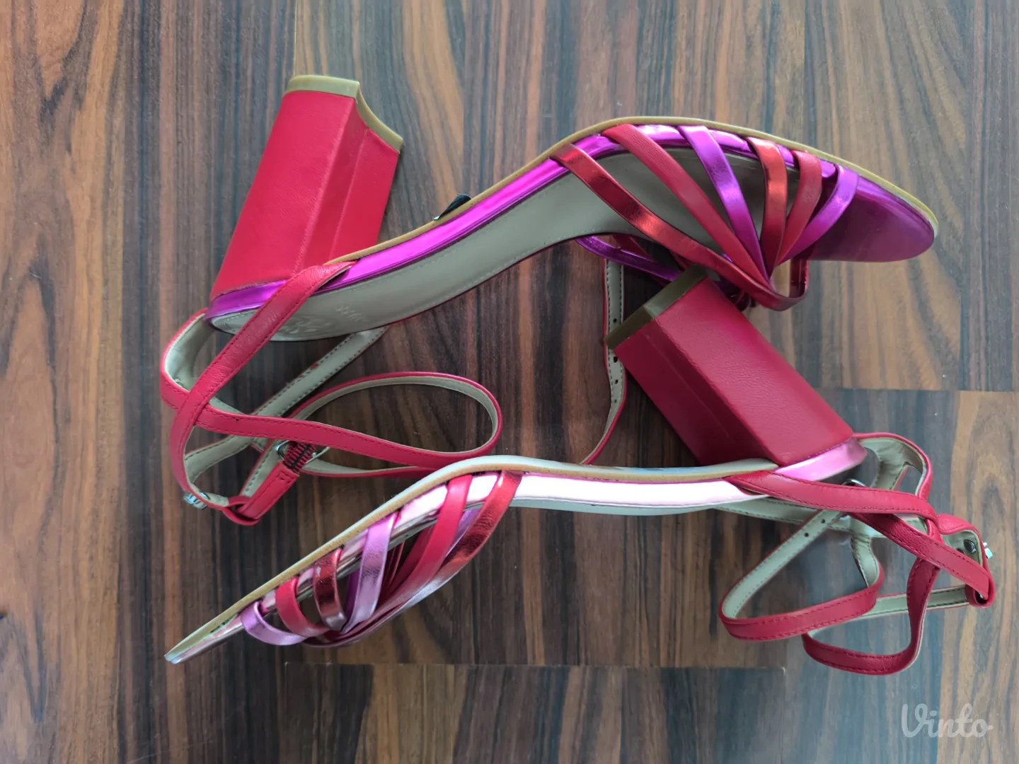 Nove Guess sandale 37