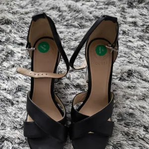 Guess crne sandale 37