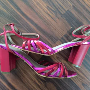 Nove Guess sandale 37