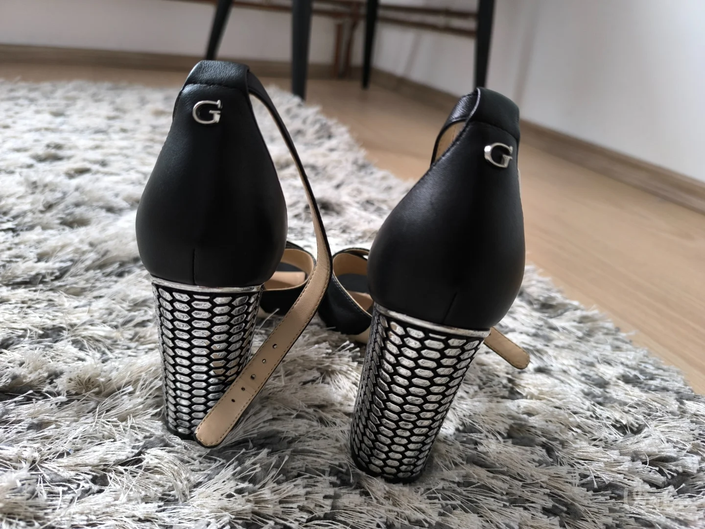 Guess crne sandale 37