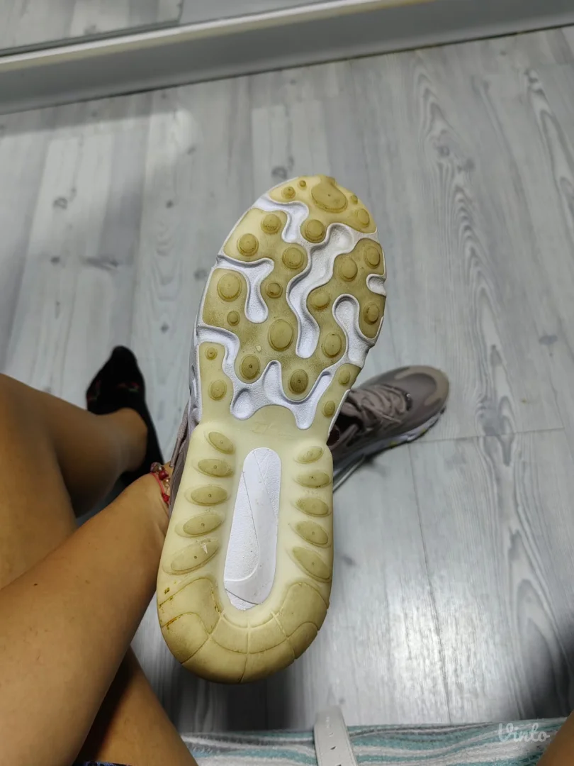 Nike Air Max 270 React br. 37.5