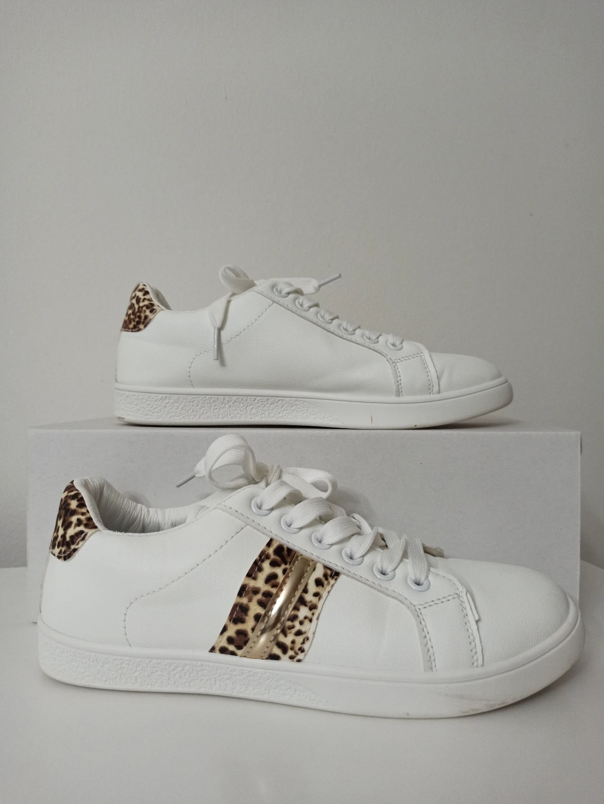 Bele ženske patike sa leopard detaljima - Kao nove (Vel. 38)