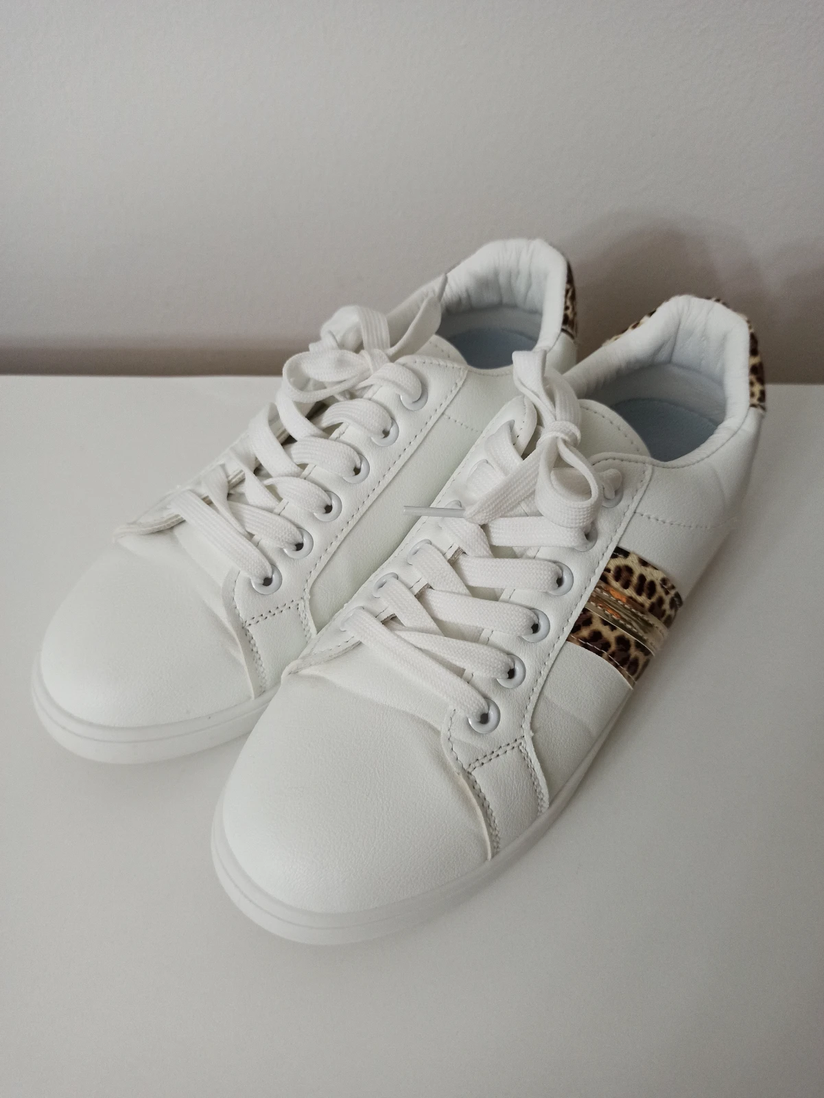 Bele ženske patike sa leopard detaljima - Kao nove (Vel. 38)