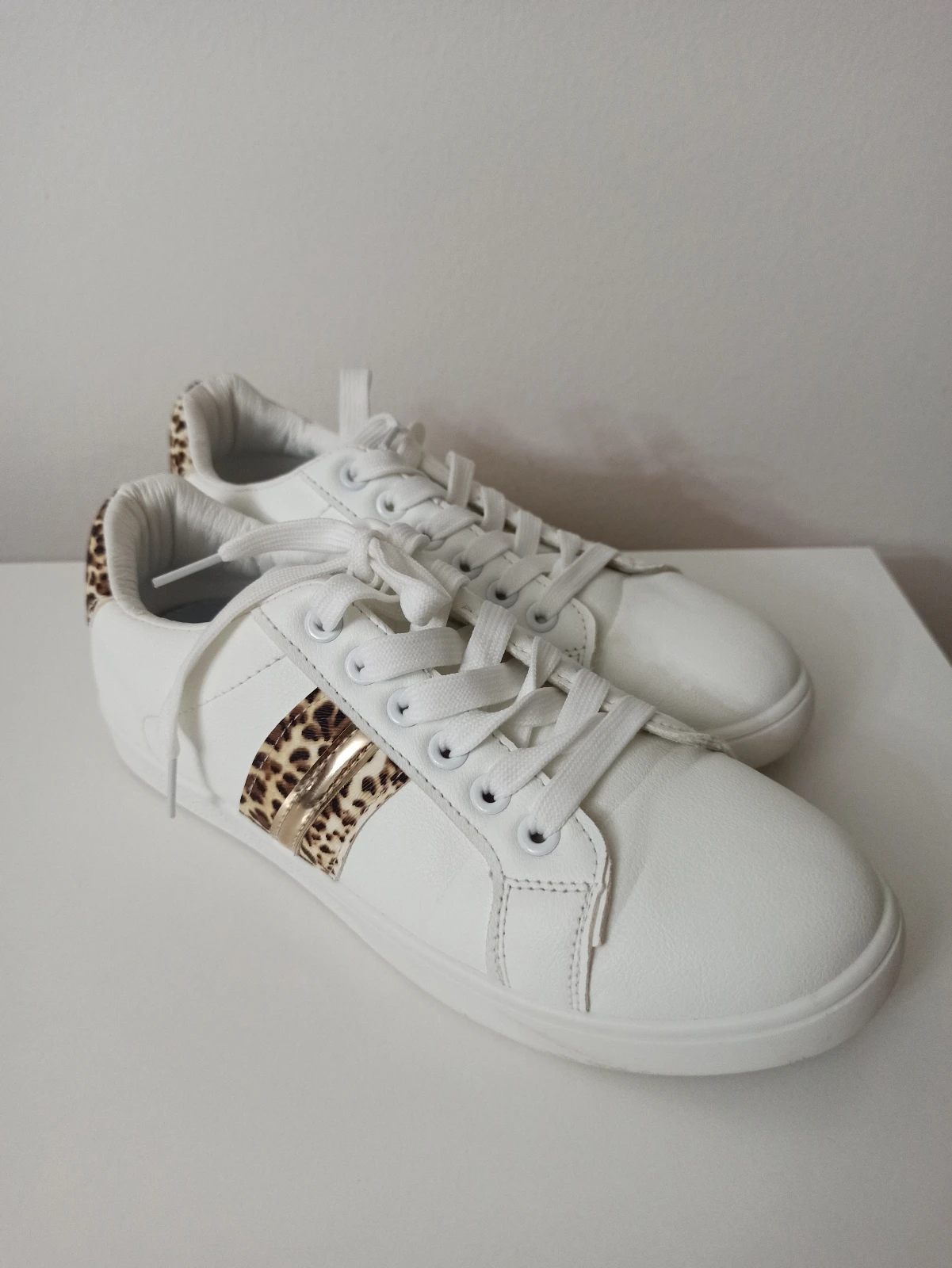 Bele ženske patike sa leopard detaljima - Kao nove (Vel. 38)