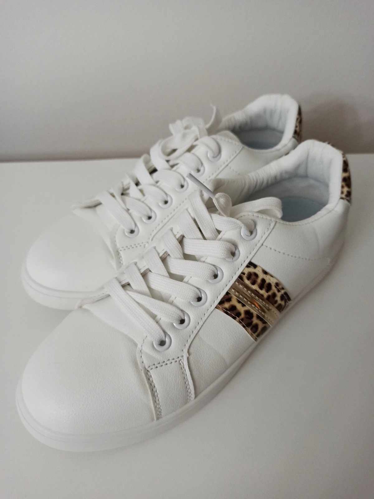 Bele ženske patike sa leopard detaljima - Kao nove (Vel. 38)