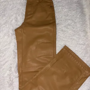 Bershka kožne pantalone