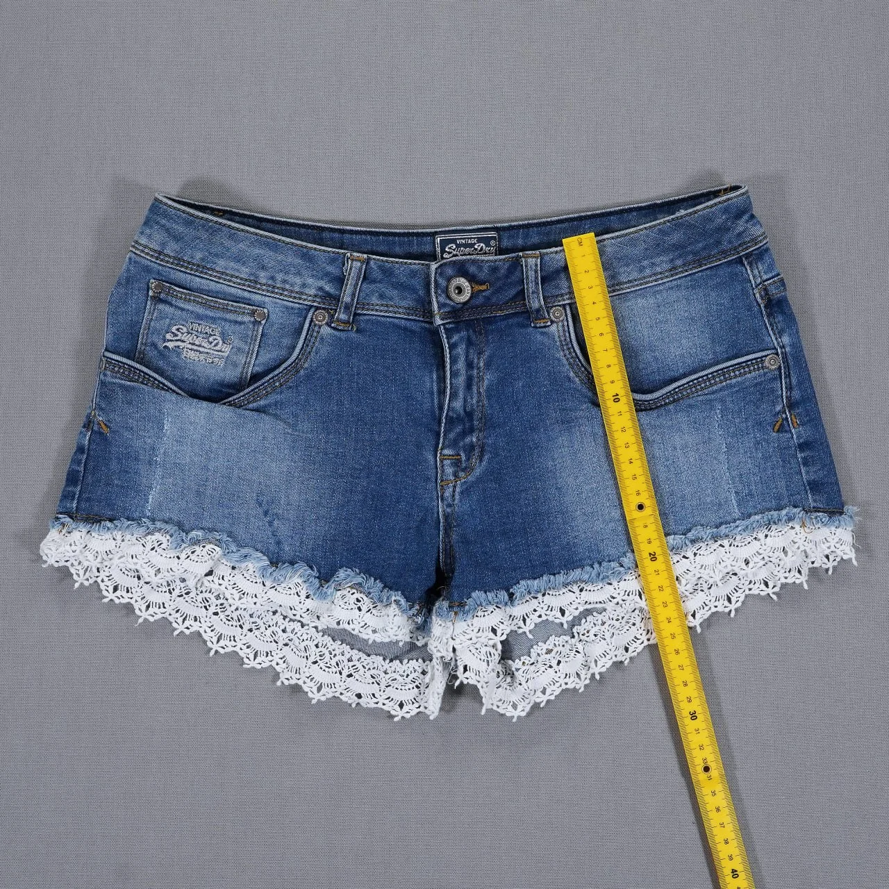 SUPERDRY teksas šorts sa belom čipkom – W29