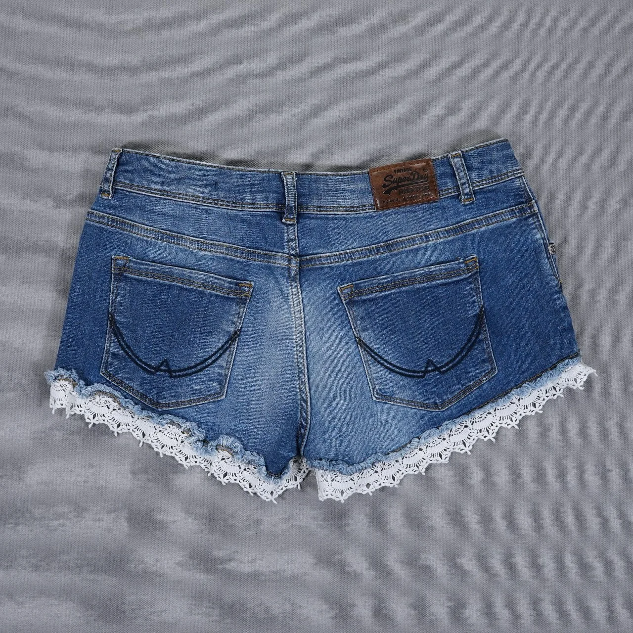SUPERDRY teksas šorts sa belom čipkom – W29