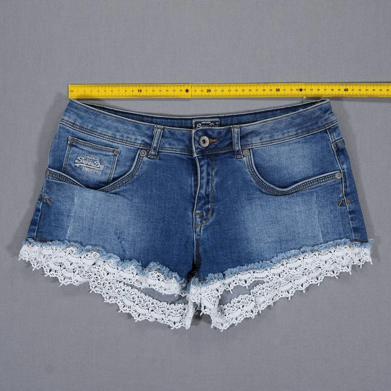 SUPERDRY teksas šorts sa belom čipkom – W29