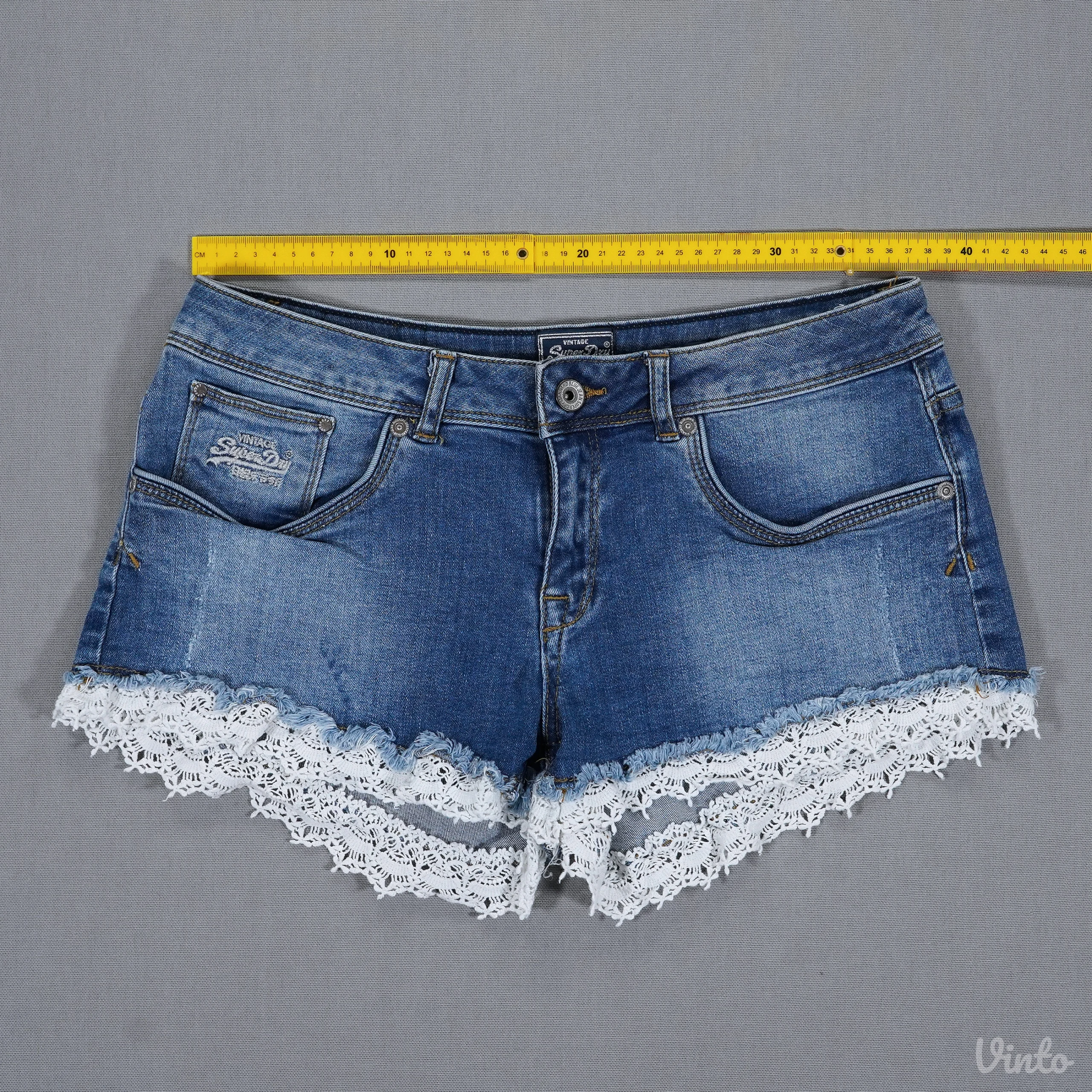 Superdry ženski teksas šorts W29 sa belom čipkom