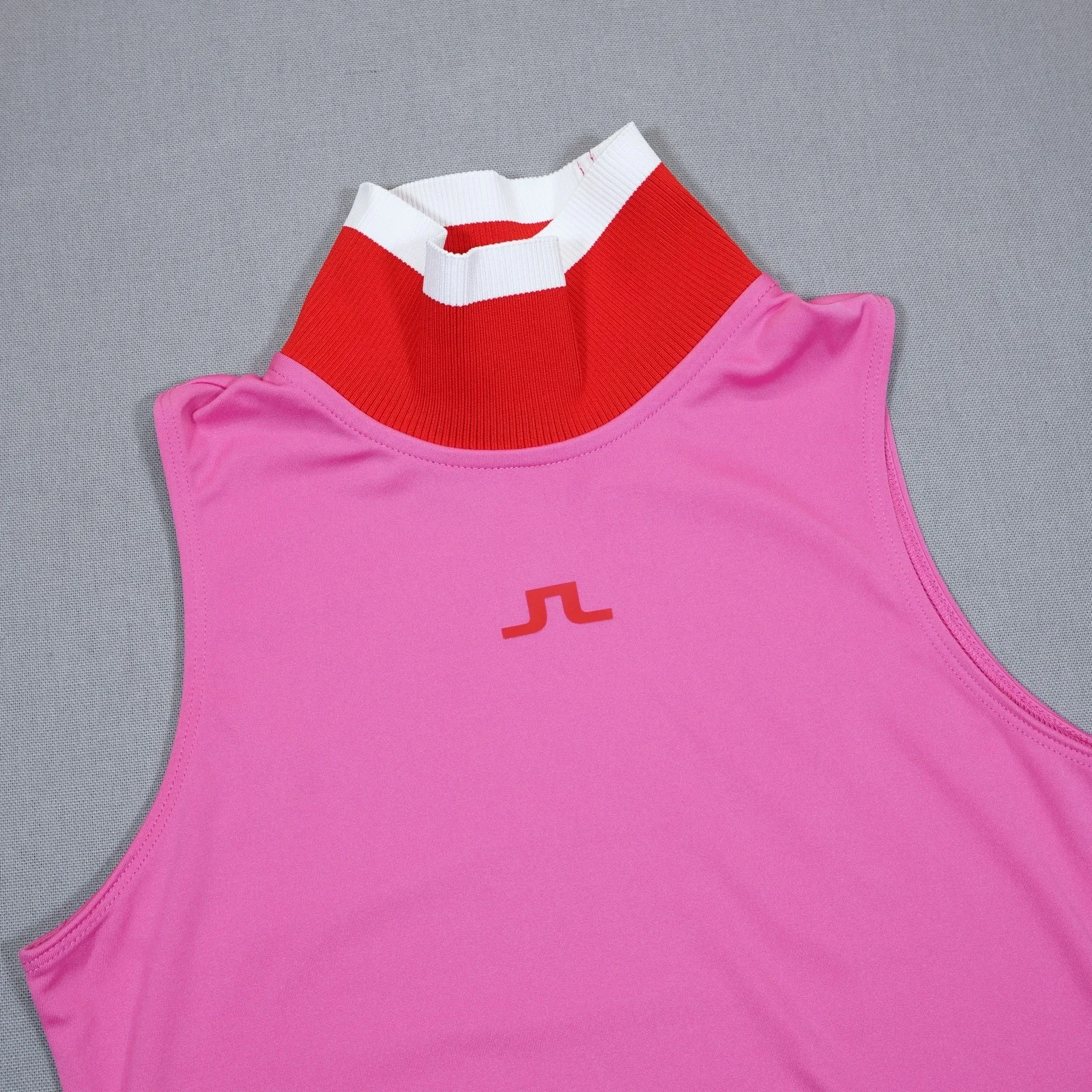 Set od 2 original J.Lindeberg ženskih sportskih topova, model Tora TX Jersey, veličina XS.