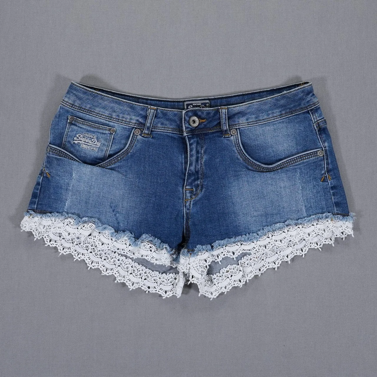 SUPERDRY teksas šorts sa belom čipkom – W29