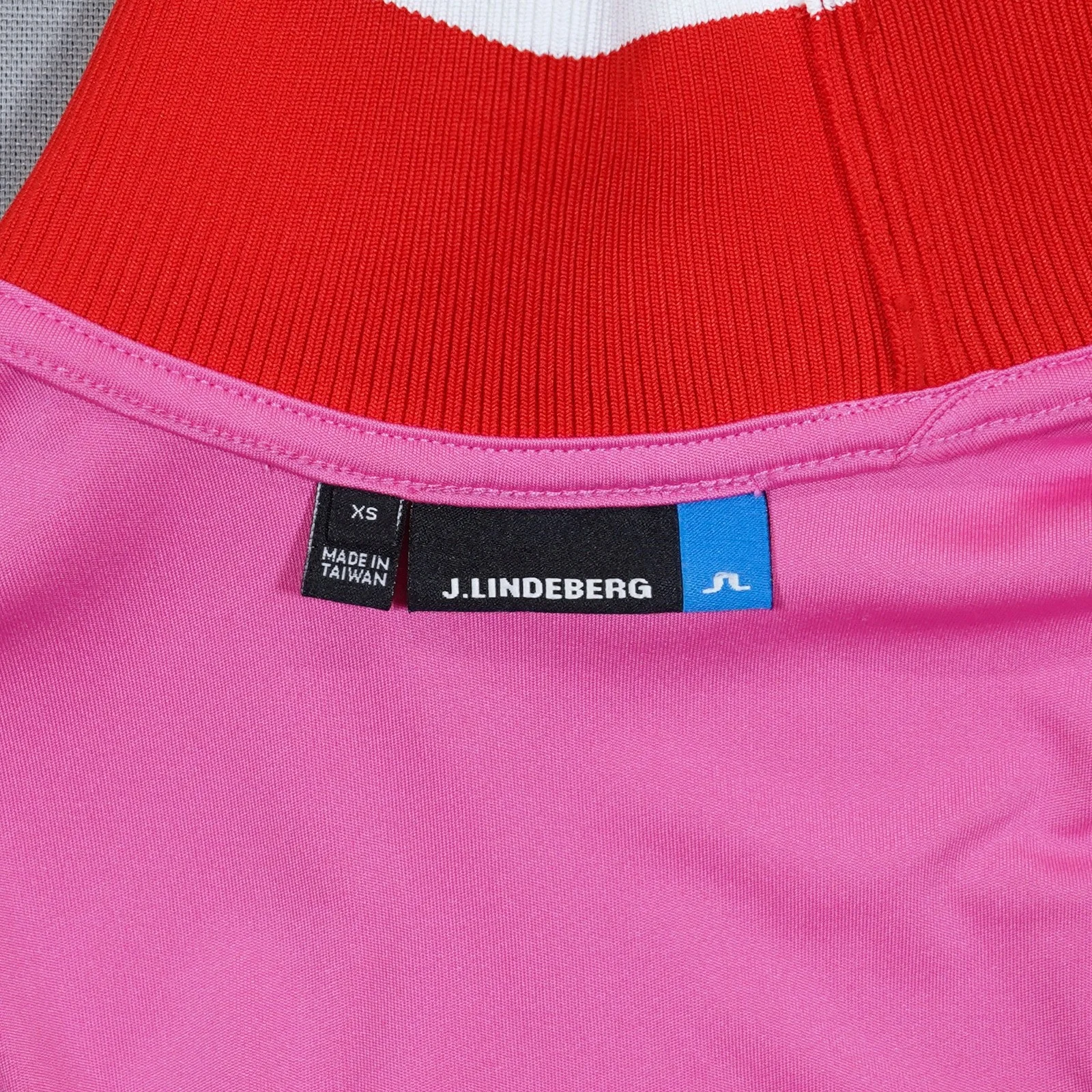 Set od 2 original J.Lindeberg ženskih sportskih topova, model Tora TX Jersey, veličina XS.