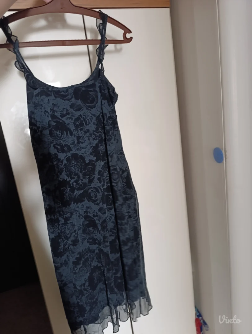 Crna haljina na ruže