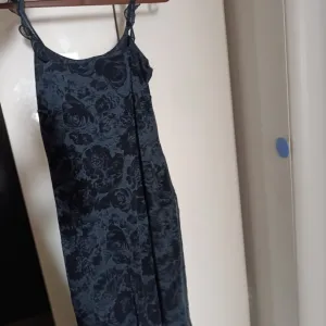 Crna haljina na ruže