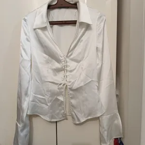 Potpuno nova Bershka košulja