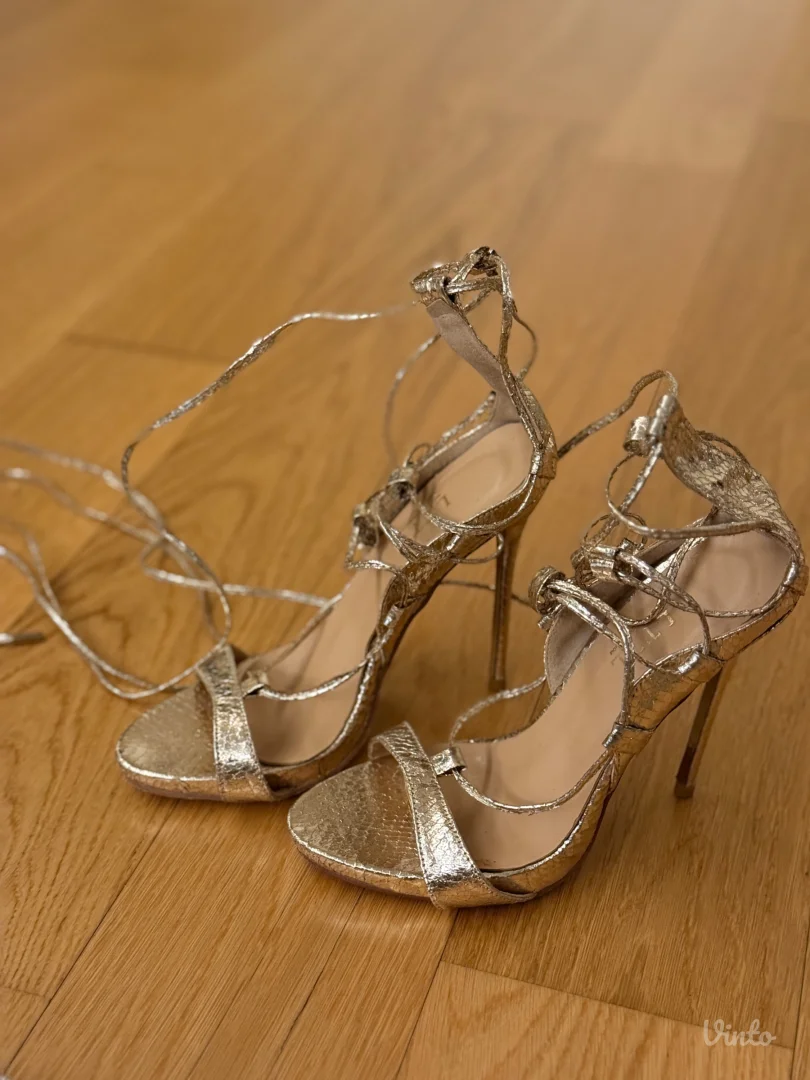 Zlatne sandale na pertlanje