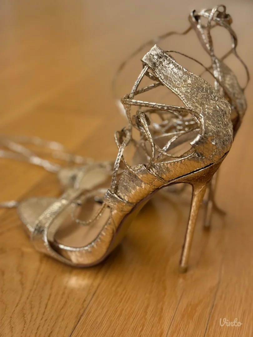 Zlatne sandale na pertlanje