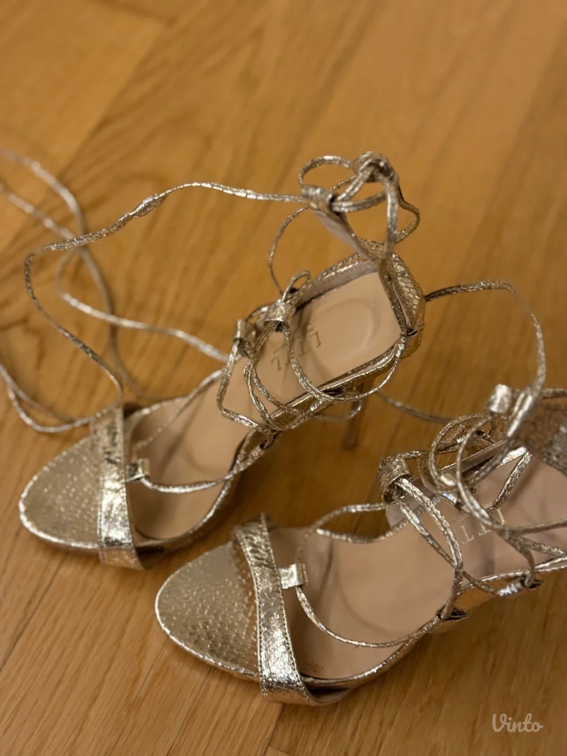 Zlatne sandale na pertlanje