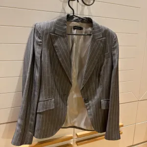 Žensko odelo, CORTEFIEL, 44