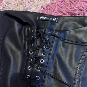 FB sister kozne pantalone